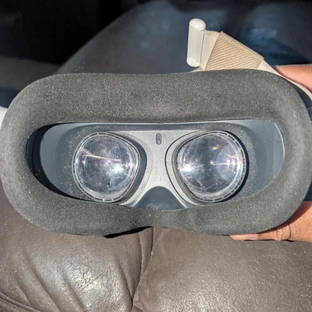 Used Oculus Quest 2 With A Broken Head Strap And Only The Right Controller